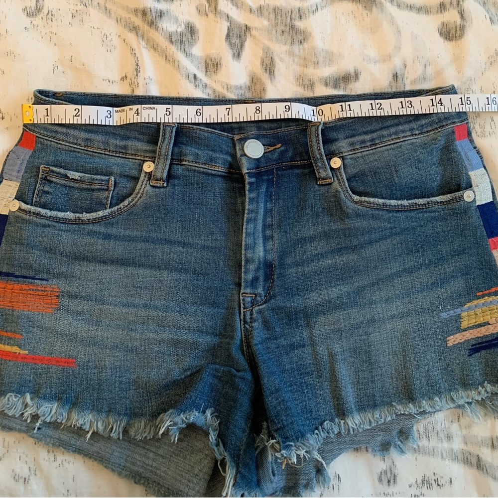 3/$20 BlankNYC The Astor jean cut off shorts accent embroidery size 27 Like new